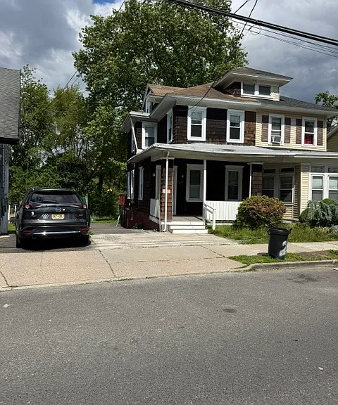 255 Hollywood Dr — Photo 1