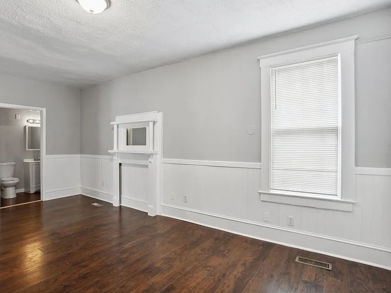 923 W Victory Dr — Photo 10
