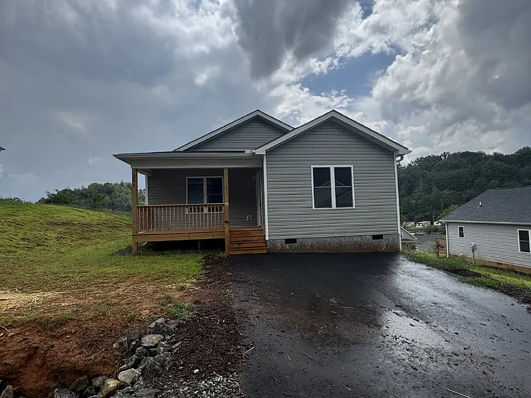 200 Quinn Hill Ln — Photo 1