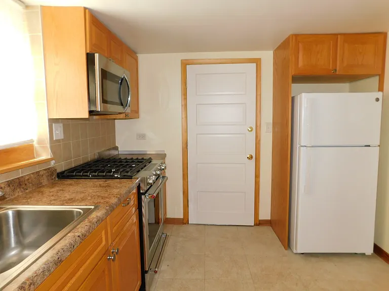 7258 W Crain St — Photo 4