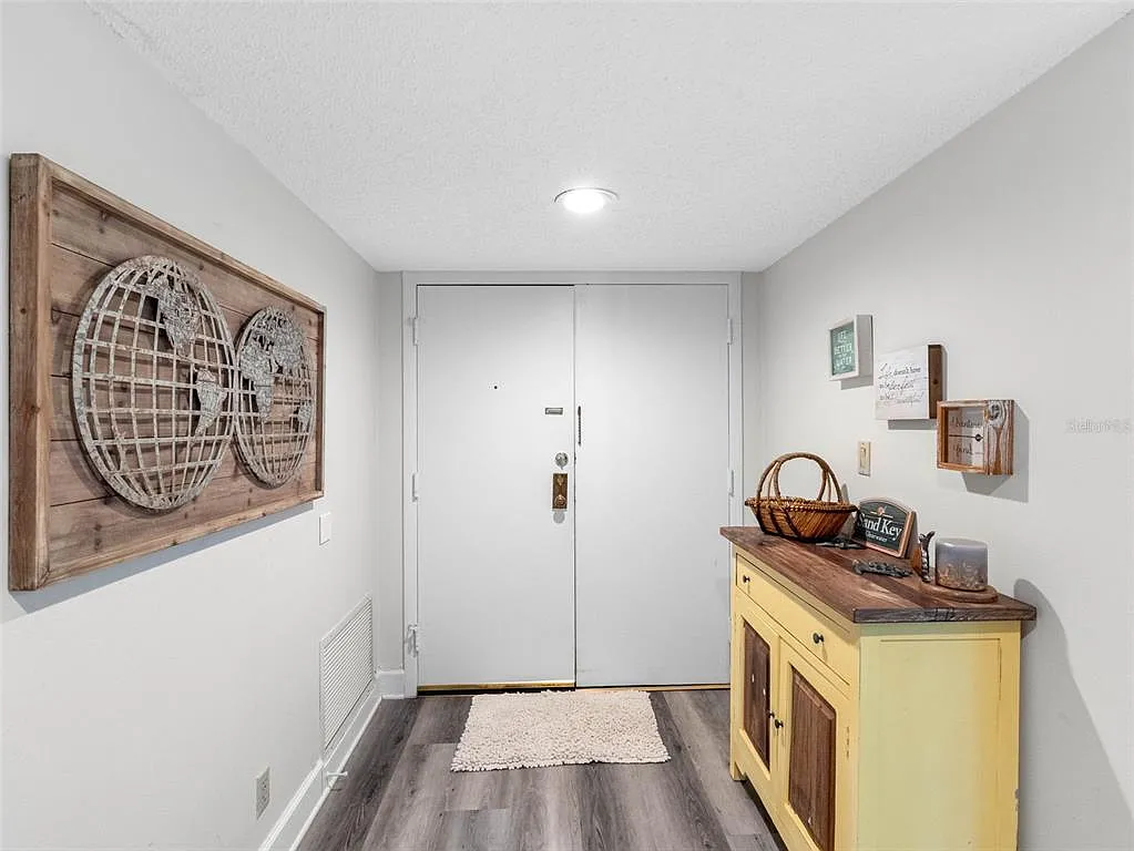 2 bed, 2.0 bath, 1298 sqft, $3,500 — Photo 4