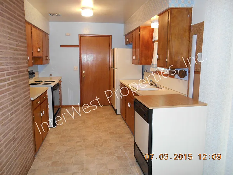 8438 SE Market St — Photo 9