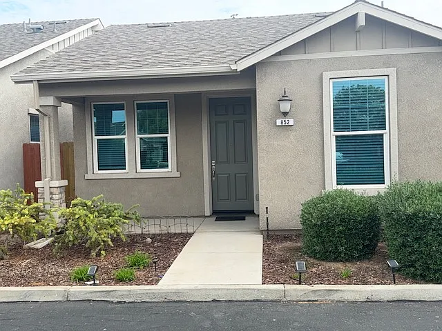 3 bed, 1190 sqft, $2,200 — Photo 3