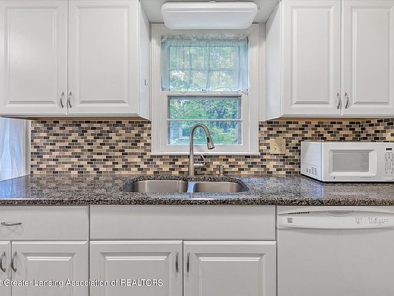 4th image of 1037 Linden St