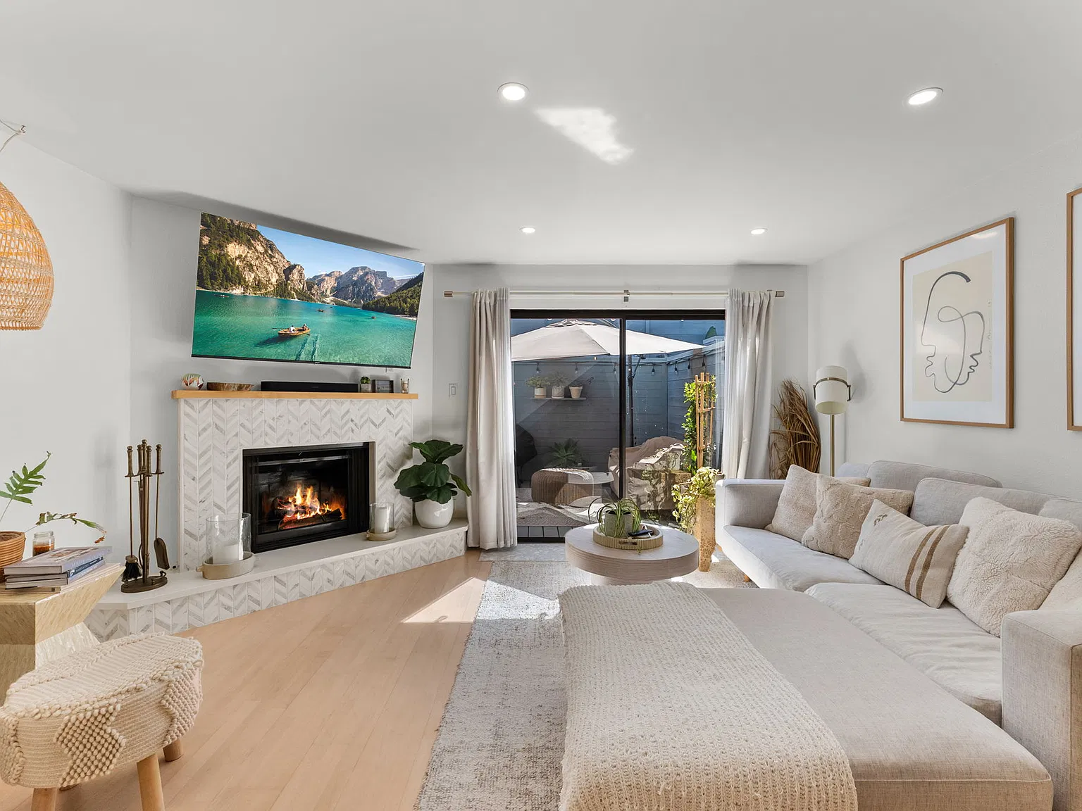 2 bed, 1.5 bath, 1208 sqft, $5,600 — Photo 2