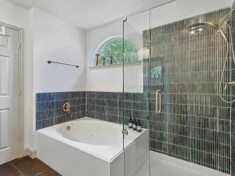 1049 Pullman Dr — Photo 27