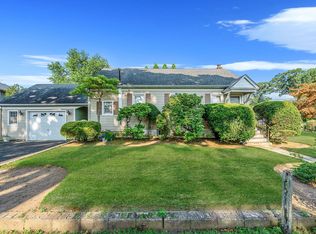 2 Cherry Rd, Bayville, NY 11709