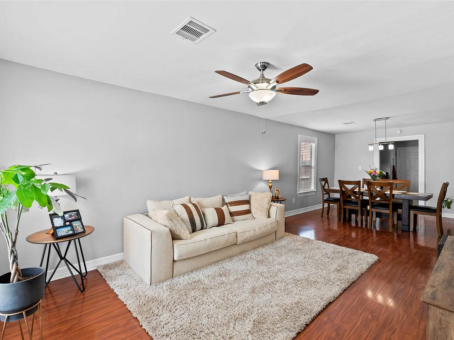 2 bed, 1.0 bath, 1100 sqft, $2,300 — Photo 2