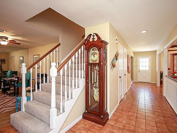 4th image of 15814 Pebble Bend Dr