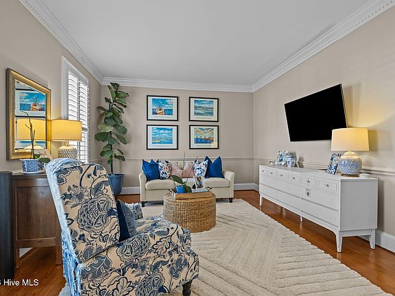 5th image of 2707 E Fairway Road