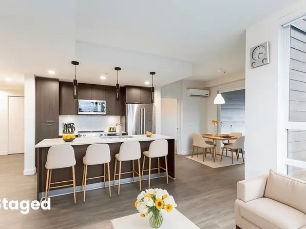 719 W 3rd St #310, North Vancouver, BC V7L 1G8