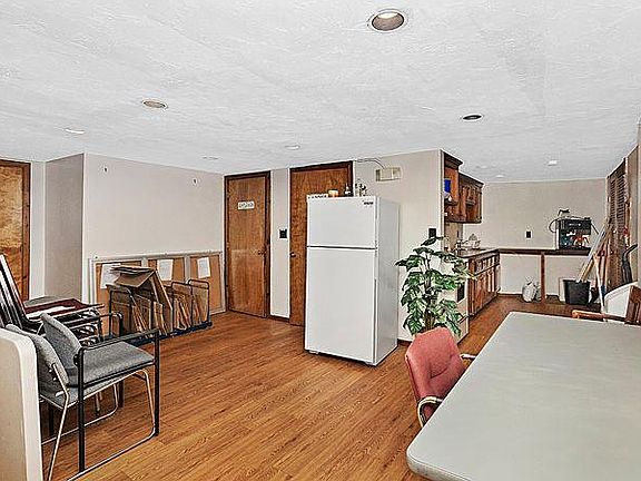 4th image of 1295 River St