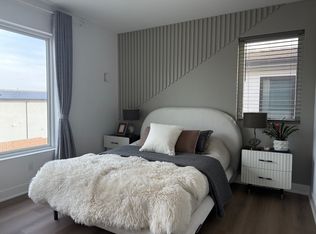 20401 W Aberdeen Ln, Northridge, CA 91326