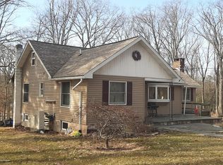 105 Naomi Ln, Cresco, PA 18326