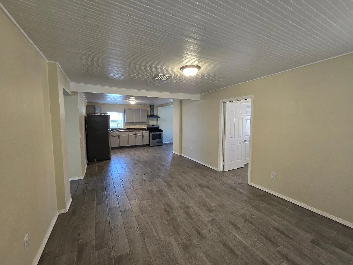 3220 Tularosa Ave — Photo 2