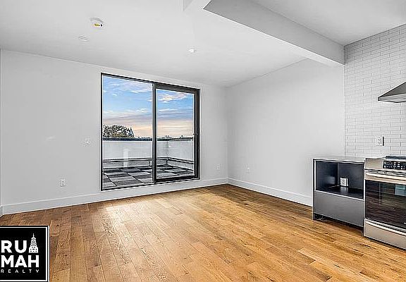 2nd image of 499 Evergreen Ave Penthouse 6