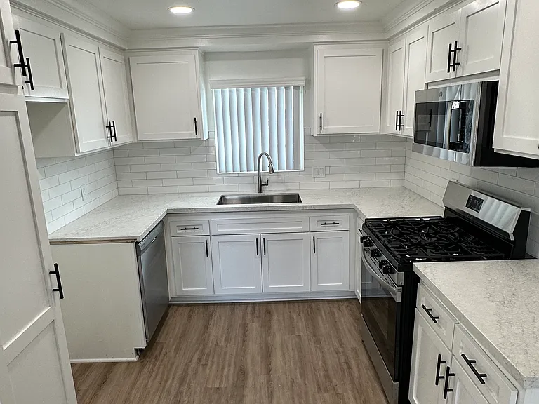 Devington Apartments — Photo 33