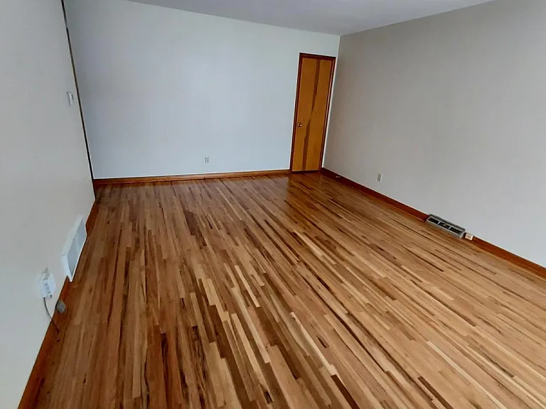 319 N Clayton Ave — Photo 4