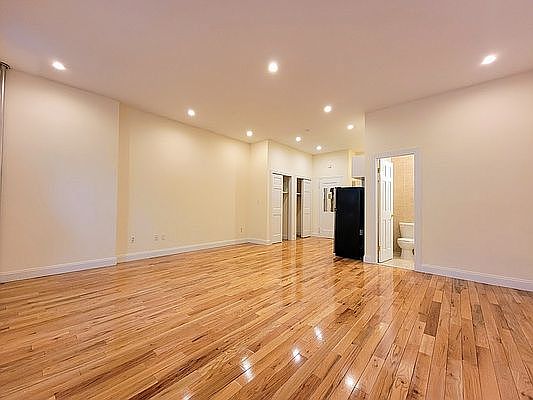 3rd image of 309 E 37th St #2X