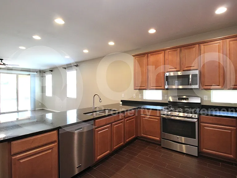867 E Aberdeen Dr — Photo 5