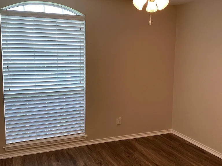 508 Cottage Ln — Photo 4