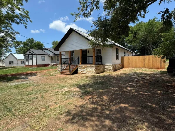 708 School Dr, Hughes Springs, TX 75656