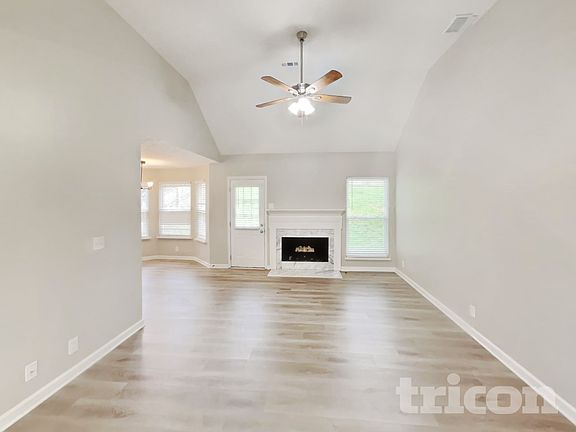 3rd image of 104 Edgewater Ct