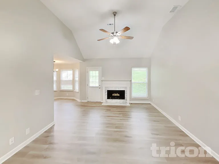 104 Edgewater Ct — Photo 3