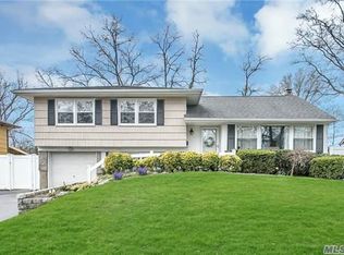 18 Simpson Dr, Old Bethpage, NY 11804