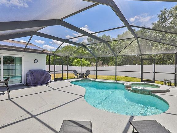 4th image of 552 Oak Creek Dr