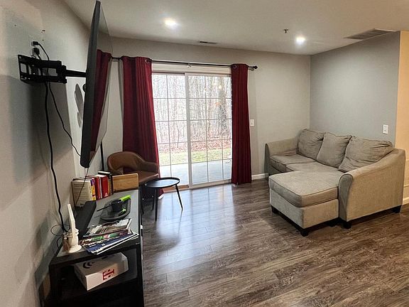 4th image of 328 Nicholas Dr