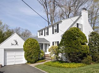 26 Burnet Hill Rd, Livingston, NJ 07039