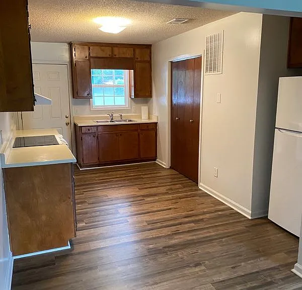 1029 Lawhorne Dr — Photo 4