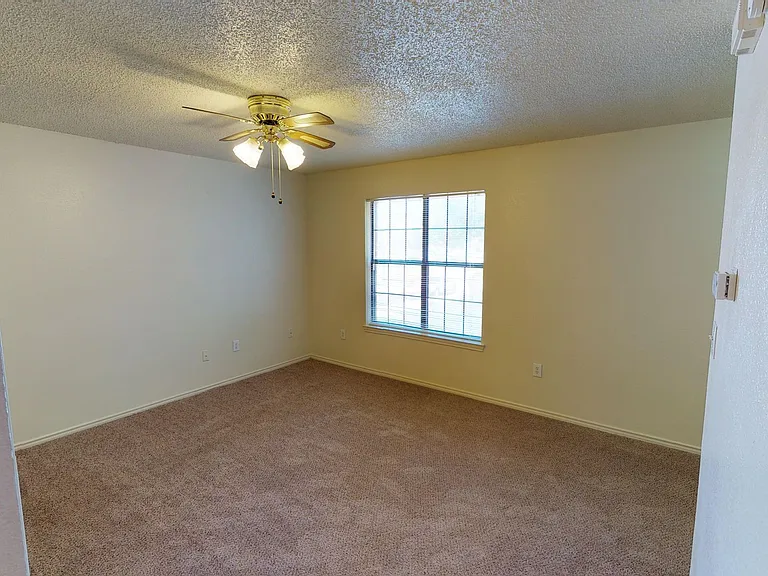 515 W Mulberry St — Photo 16