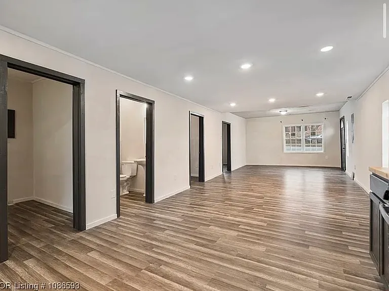 211 W Houston St — Photo 5