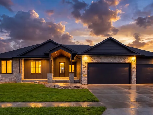 8421 E Roughlock St, Sioux Falls, SD 57110