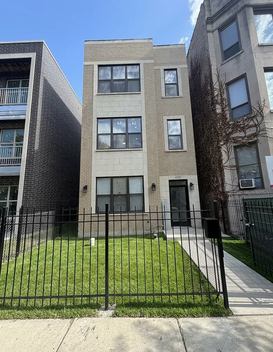 4039 S Calumet Ave — Photo 1