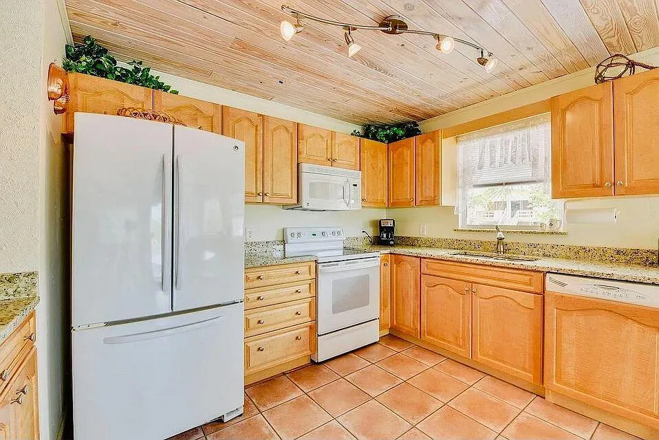 3 bed, 2.0 bath, 1418 sqft, $7,500 — Photo 4