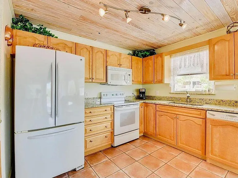 1540 Lantana Ln — Photo 4