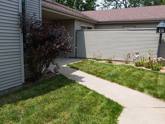 Private front courtyard