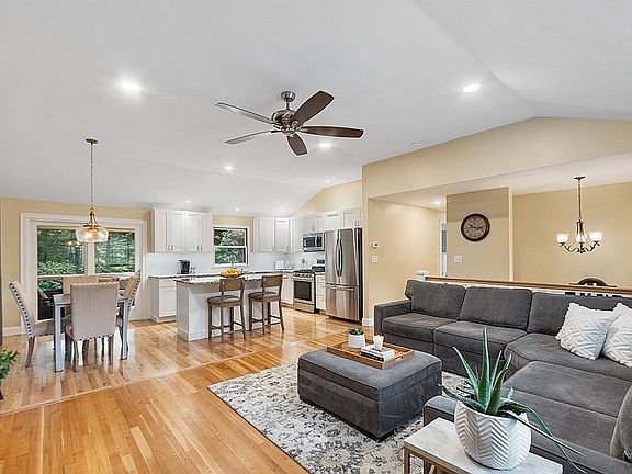 3rd image of 29 Country Side Dr
