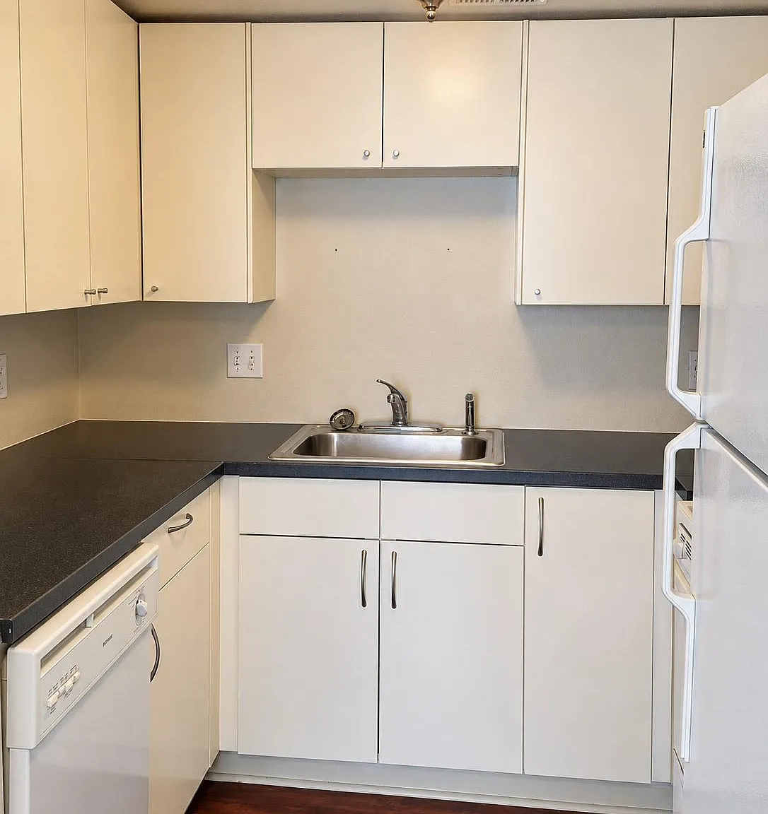 1 bed, 1.0 bath, 23194 sqft, $950 — Photo 4