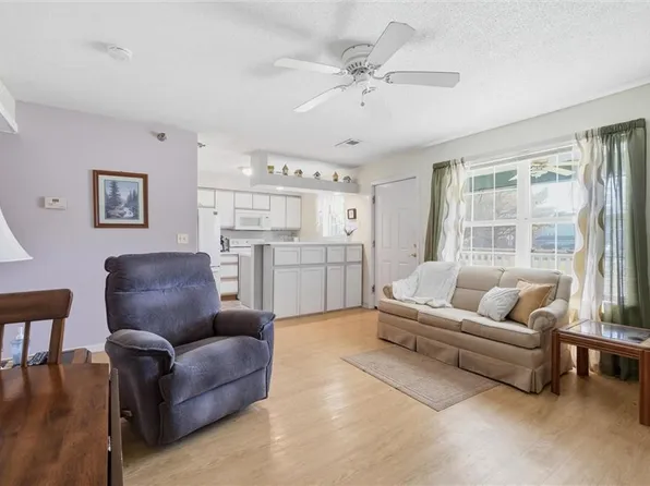 2330 NE 68th St, Gladstone, MO 64118