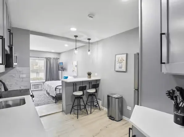 10549 Crown Rd APT 8, Franklin Park, IL 60131