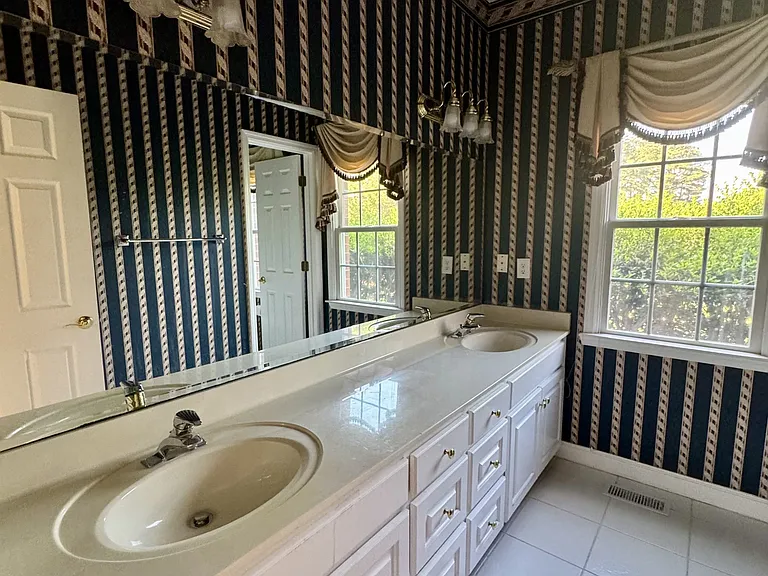 513 Alexis Dr — Photo 13