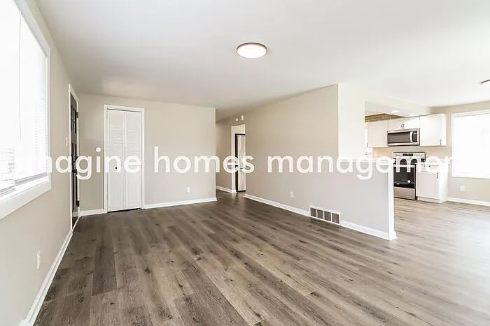 3 bed, 2.0 bath, 1764 sqft, $2,595 — Photo 2