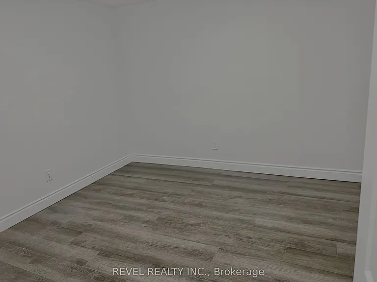 636 Scarlett Rd S #LOWER — Photo 12