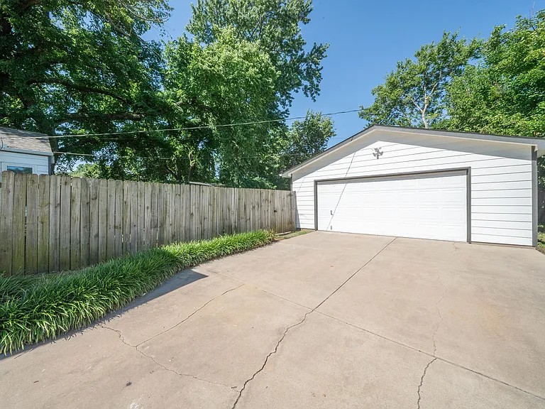 241 S Bleckley Dr — Photo 9