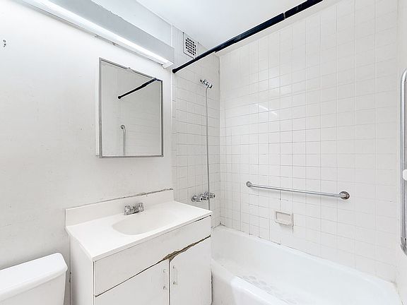 5th image of 446 W 47th St APT 5E