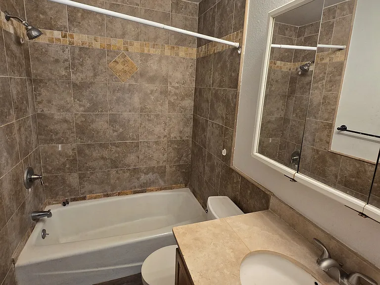 2 Bedroom 1 Bath duplex in Magna! — Photo 7